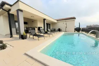 Casa di nuova costruzione con piscina in un tranquillo villaggio