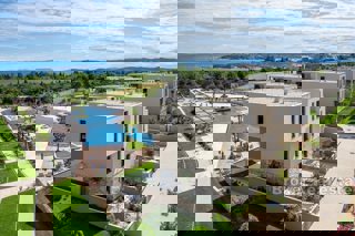 Una villa prestigiosa all'interno di un resort moderno