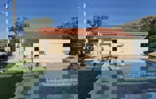 Moderna casa a un piano con piscina