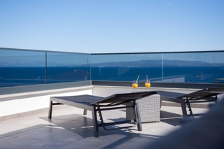 Attico moderno con vista mare