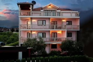Casa con appartamenti vista mare