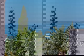 Casa con sei appartamenti vicino al mare
