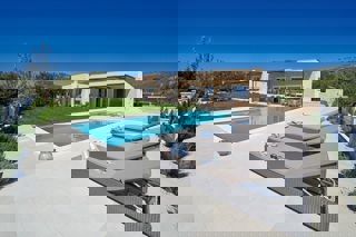 Una casa moderna con piscina in posizione tranquilla