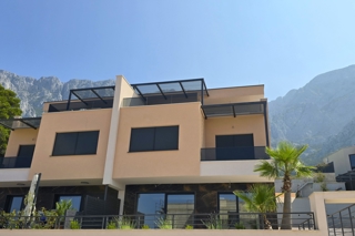 Modernes Haus mit Swimmingpool in attraktiver Lage
