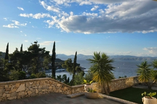 Villa con piscina e vista mare