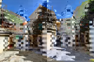 Casa in pietra da ristrutturare con giardino in prima fila sul mare