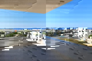 Nuovo edificio - appartamento con terrazza e due posti auto