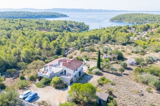 Casa isolata con vista mare