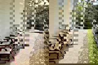 Ampio appartamento con due camere da letto, terrazza e giardino