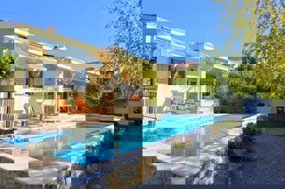 Lussuosa villa mediterranea con piscina