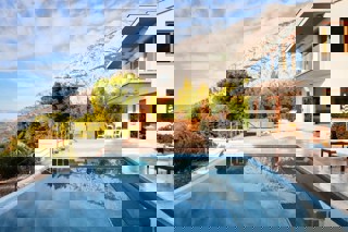 Una villa moderna con vista panoramica sul mare