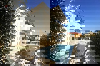 Moderna casa bifamiliare con piscina