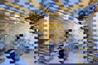 Casa in pietra a tre piani recentemente ristrutturata