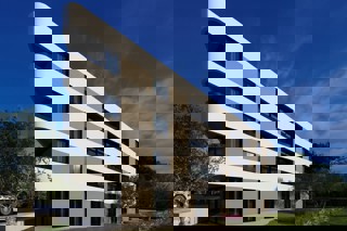 Moderno appartamento con due camere da letto in un lussuoso edificio urbano