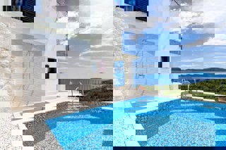 Casa vacanze con piscina - prima fila al mare