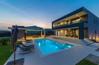 Villa di recente costruzione con piscina