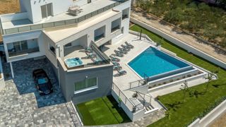 Villa con piscina e vista mare
