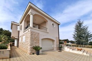 Villa mediterranea con piscina e vista mare