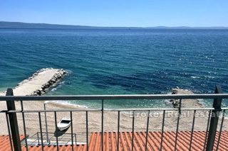 Casa a cascata in prima fila sul mare