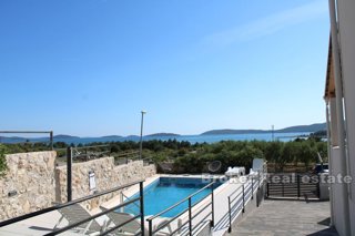 Casa con piscina e vista mare aperta