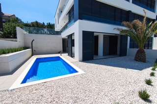 Appartamenti con piscina e vista mare