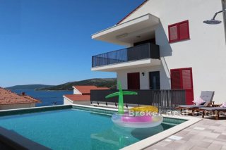 Palazzina con 2 piscine e vista mare