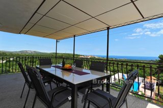 Casa con piscina e vista mare aperta