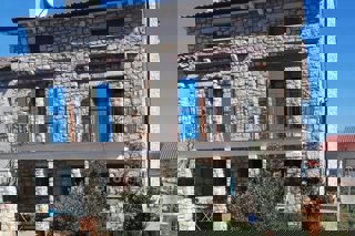 Una vasta tenuta con una casa in pietra