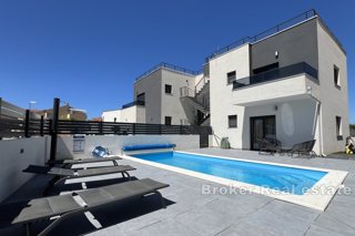 Bella casa con piscina in una zona tranquilla