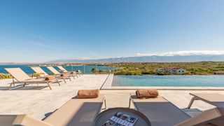 Villa con piscina e vista mare situata in una zona tranquilla