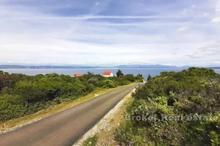 Interessante terreno edificabile con vista sul mare