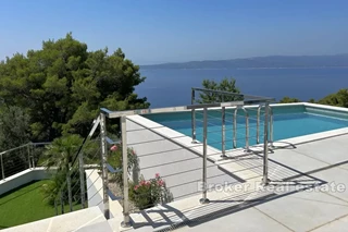 Villa con piscina e vista panoramica sul mare