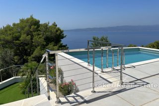 Villa con piscina e vista panoramica sul mare