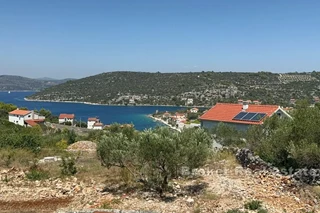 Ampio terreno edificabile con vista aperta sul mare