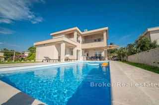 Casa di nuova costruzione con vista mare