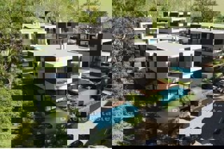 Lussuoso appartamento su due piani in una villa con piscina