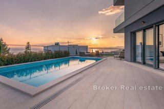 Villa di lusso con piscina e vista mare