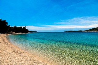 Proprietà che consiste di due case che condividono il parcheggio e la piscina.