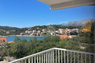 Appartamento su due piani con vista mare, in posizione attraente