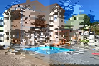 Casa con piscina e vista mare