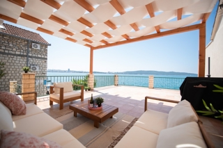 Casa in pietra in prima fila al mare