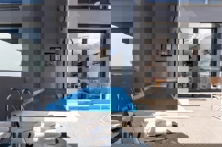 Moderna casa a schiera con piscina vicino al mare