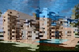 Villa moderna con piscina in posizione tranquilla