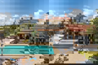 Villa con piscina immersa nella natura