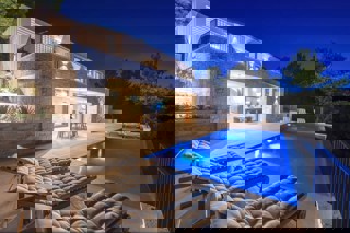 Villa moderna con piscina e vista mare