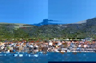 Nuova costruzione a Komiža - appartamento con vista mare e parcheggio