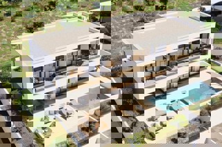 Villa moderna con vista mare