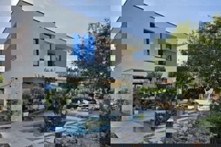 Villa moderna con piscina in posizione tranquilla