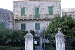 Proprietà unica in prima fila sul mare