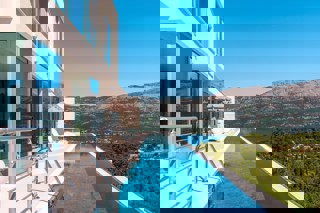 Villa di lusso con piscina a sfioro e vista aperta